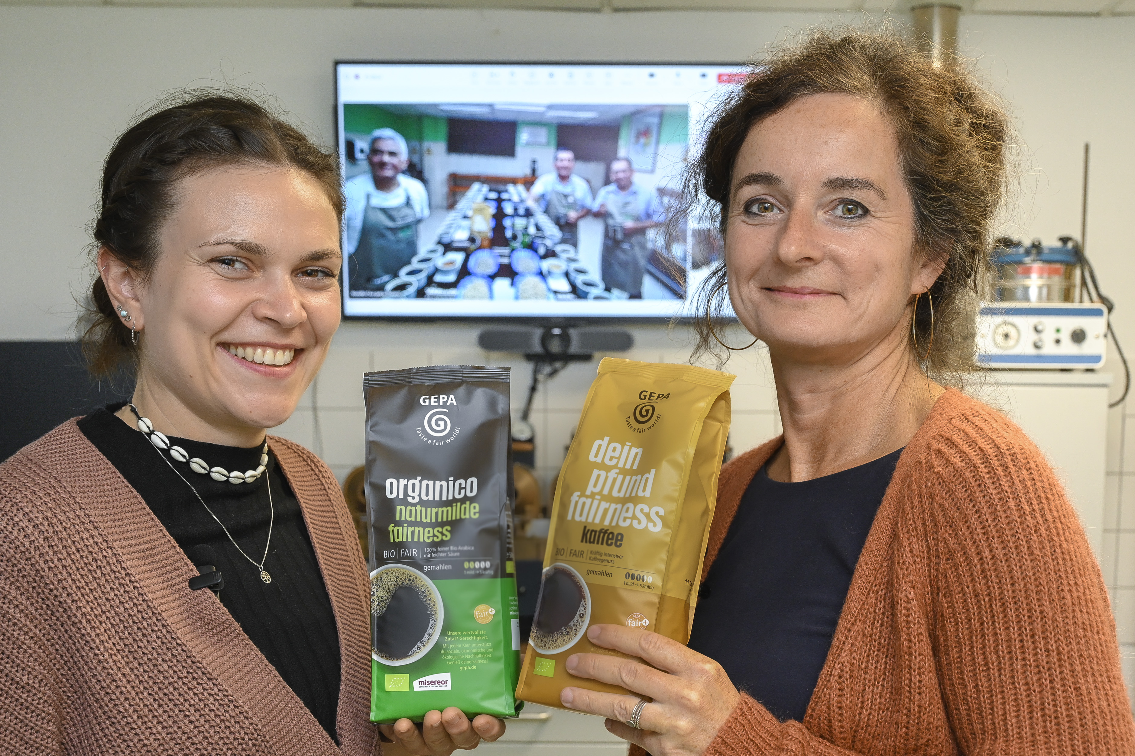 Hanna Schmid und Franziska Bringe beim virtuellen Coffee Cupping