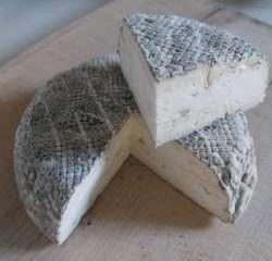 Angeschnittener Weichkäse Zickenblues der Biokäserei Reimehof
