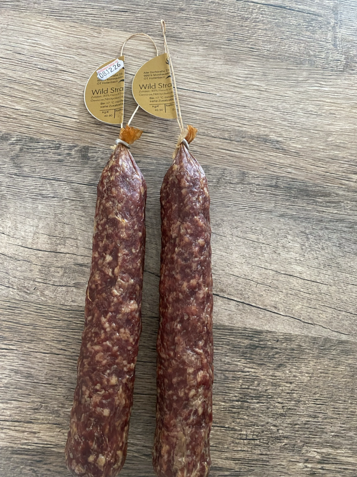 Zwei Wild-Stracke-Würste von Wilder Wand mit Etiketten und MHD 08.12.2026