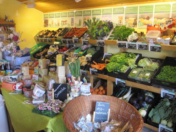 Das Voll-Sortiment des Hofladens fasst neben 60 Gemüse- und Obstsorten auch hofeigene Produkte.