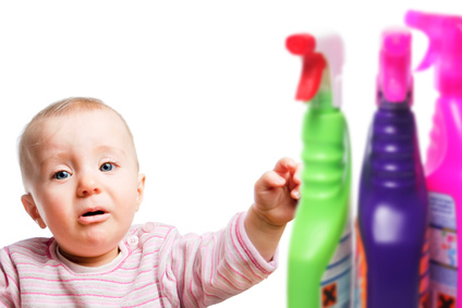 Kleinkinder vor ätzenden Reinigern schützen
