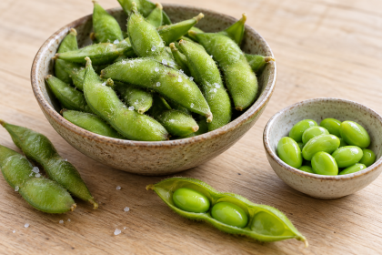 Edamame-Schoten und Sojabohnen in Keramik