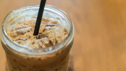 Eiskaffee mit Eiswürfeln und Trinkhalm