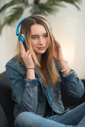 Teenager hrt Musik mit Kopfhrer