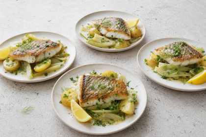 Gebratenes Skreifilet mit Fenchel und kleinen Kartoffeln auf einem Teller