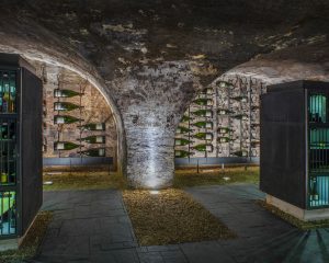 Großflaschen Installation in der wineBANK Rheingau by Balthasar Ress