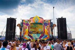 Ein Bühnenbau-Team, das auch bei dem legendären „Tomorrowland“-Festival aus Belgien mitwirkt, kreierte die neue Bühne.