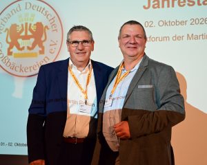 Zwei Teilnehmer vor der Präsentation zur Jahrestagung des Verbandes Deutscher Großbäckereien.