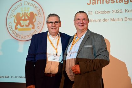 Zwei Teilnehmer vor der Präsentation zur Jahrestagung des Verbandes Deutscher Großbäckereien.