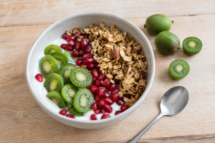 Joghurt-Bowl mit Kiwibeeren, Granatapfelkernen und Hafer-Mandel-Crunch