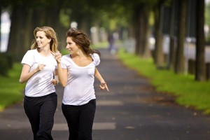 zwei Frauen joggen und erzählen