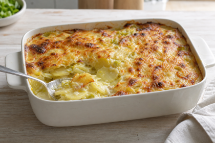Goldbraunes Kartoffelgratin mit Lauch und Bergkäse in einer Auflaufform
