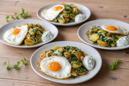 Gebratene Kartoffeln mit gegartem Hirtentäschel, Spiegelei und Kräuterquark