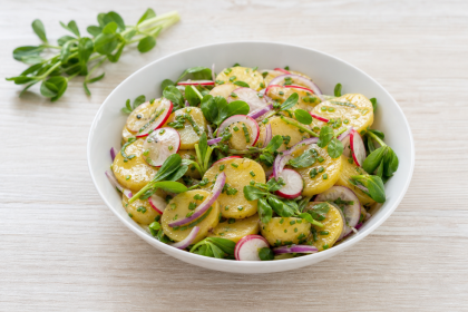 Kartoffelsalat mit Sommerportulak, Radieschen und roten Zwiebeln
