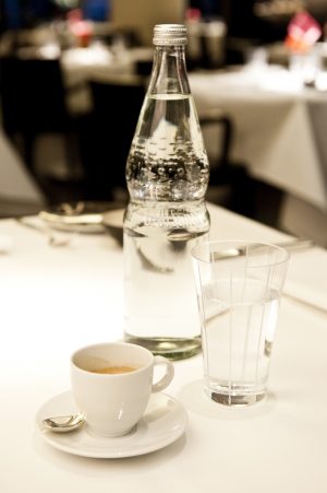 Qualität und Sicherheit für den Gast: Natürliches Mineralwasser muss in der verschlossenen Flasche serviert werden.