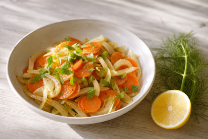 Geschmortes Möhren-Fenchel-Gemüse mit fein geschnittenen jungen Blättern