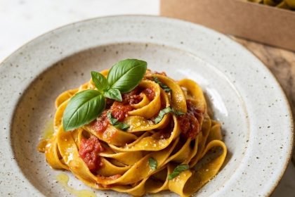 Low-Carb-Pasta von Panifactum mit Tomatensauce und Basilikum