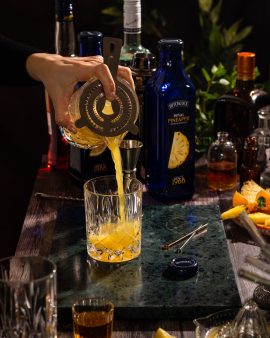 Beim Mischen von fruchtigen Cocktails ist das Säureprofil des Fruchtsafts entscheidend. (Quelle: HITCHCOCK/Svitlana Denysiuk)