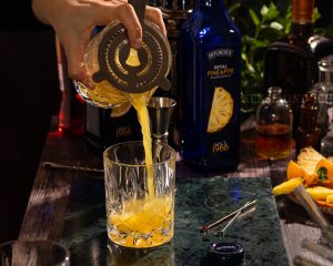Beim Mischen von fruchtigen Cocktails ist das Säureprofil des Fruchtsafts entscheidend. (Quelle: HITCHCOCK/Svitlana Denysiuk)