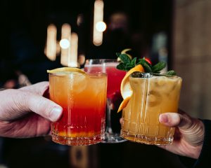 Mit einer gut ausgestatteten Hausbar sind Cocktailabende zu Hause kein Problem (Quelle: HITCHCOCK)