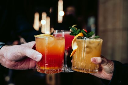 Mit einer gut ausgestatteten Hausbar sind Cocktailabende zu Hause kein Problem (Quelle: HITCHCOCK)