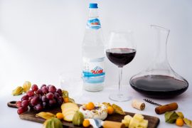 Stilles Mineralwasser eignet sich als Begleitung zu tanninhaltigen Rotweinen (© Plose Quelle AG)