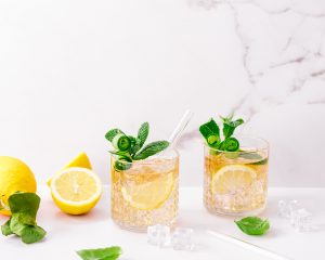 Alkoholfrei ist in: Alkoholfreier Wellnesscocktail mit Plose Mineralwasser (Quelle: Plose Quelle AG)