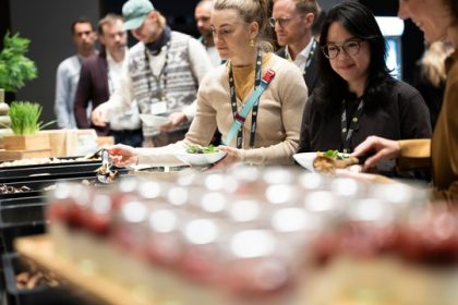 Teilnehmende der New Food Conference bedienen sich an einem Buffet