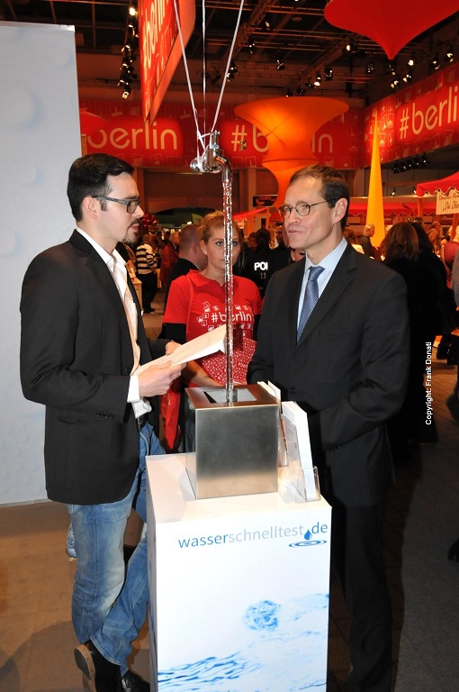 Berlins Regierender Bürgermeister Michael Müller (rechts) am Stand von Wasserschnelltest.de auf der Grünen Woche 2016
