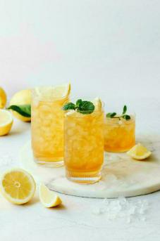 Hausgemachter Zitronen-Eistee mit dem Plose Mineralwasser Naturale (Quelle: Plose Quelle AG)