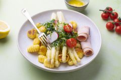 Spargel mit Gnocchi, Rucola-Salat und Zitronenbutter