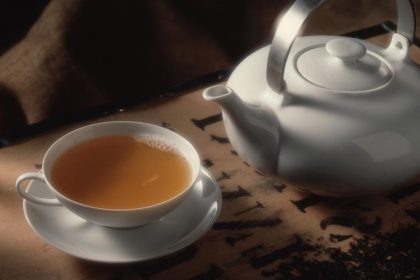 Schwarzer Tee: Tasse und Kanne