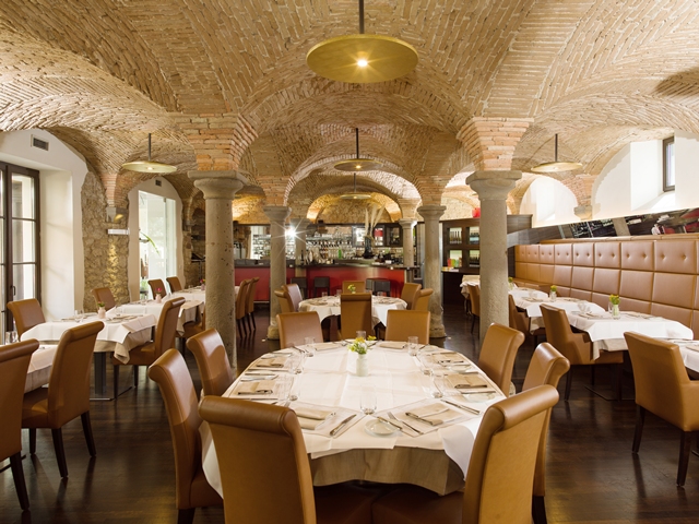 Restaurant-VIS-A-VIS-Osthofen-in-die-unabh-ngige-Weltunion-der-Toques-d-Or-ausgezeichneten-Restaurants-aufgenommen-und-mit-dem-Toques-d-Or-geehrt-sowie-Loris-Hasenzahl-zum-berufenen-Toques-d-Or-Chef-ernannt-