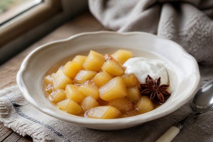 Warmes Apfel-Birnen-Kompott mit Anis, Sternanis und Naturjoghurt