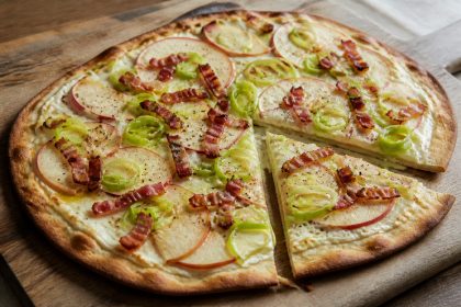 Dünner Flammkuchen mit Apfelscheiben, Lauch und knusprigem Speck