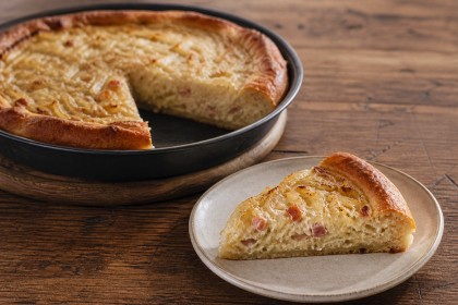 Herzhafter Zwiebelkuchen mit Apfel, Speck und Kümmel