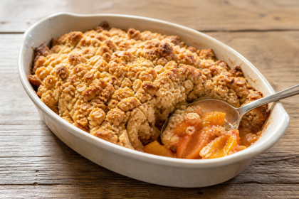 Goldbrauner Aprikosen-Pfirsich-Crumble mit Haferstreuseln