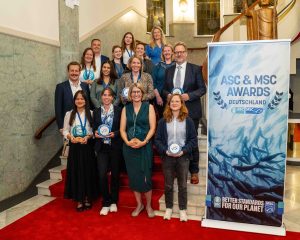 Preisträgerinnen und Preisträger der ASC & MSC Awards Deutschland 2026 mit Auszeichnungen bei der Preisverleihung.