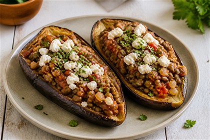 Gebackene Auberginenhälften mit Tomaten-Linsen-Füllung und Feta