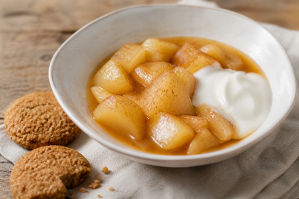 Warmes Birnenkompott mit Joghurt und Hafergebäck
