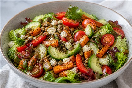 Bunter Hauptmahlzeiten-Salat mit Linsen, Ofengemüse, Rohkost und Feta