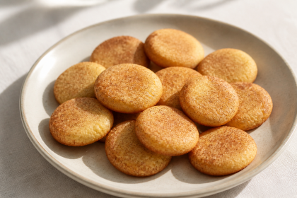 Goldgelbe Butter-Zimt-Plätzchen mit fein bestäubter Oberfläche