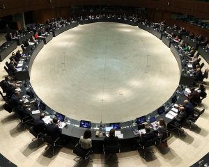 Blick auf den ovalen Sitzungstisch mit den Delegationen beim EU-Rat für Landwirtschaft und Fischerei in Luxemburg.