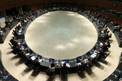 Blick auf den ovalen Sitzungstisch mit den Delegationen beim EU-Rat für Landwirtschaft und Fischerei in Luxemburg.