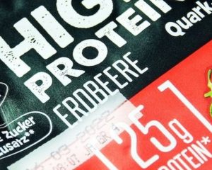 Verpackung eines High-Protein-Quarks mit der Geschmacksrichtung Erdbeere.