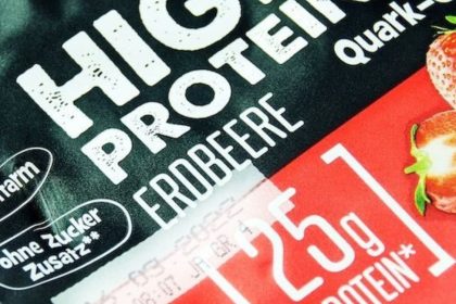 Verpackung eines High-Protein-Quarks mit der Geschmacksrichtung Erdbeere.