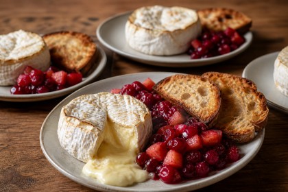 Gebackener Camembert mit Cranberry-Birnen-Kompott und Röstbrot