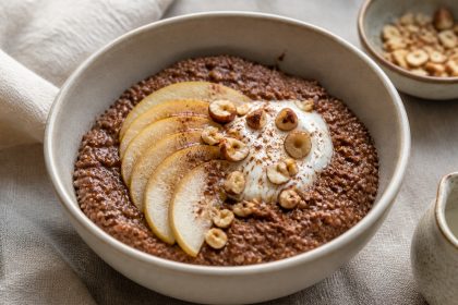 Canihua-Schoko-Porridge mit Birne, Joghurt und Haselnüssen
