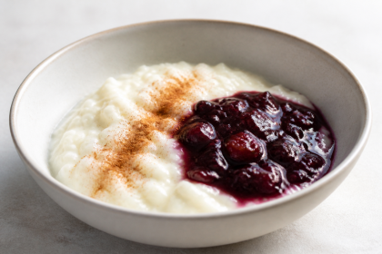 Cremiger Milchreis mit Ceylon-Zimt und warmem Pflaumenkompott