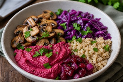 Bowl mit gebratenen Champignons, Rotkohl, Rote-Bete-Hummus, Graupen und Preiselbeer-Zwiebel-Confit